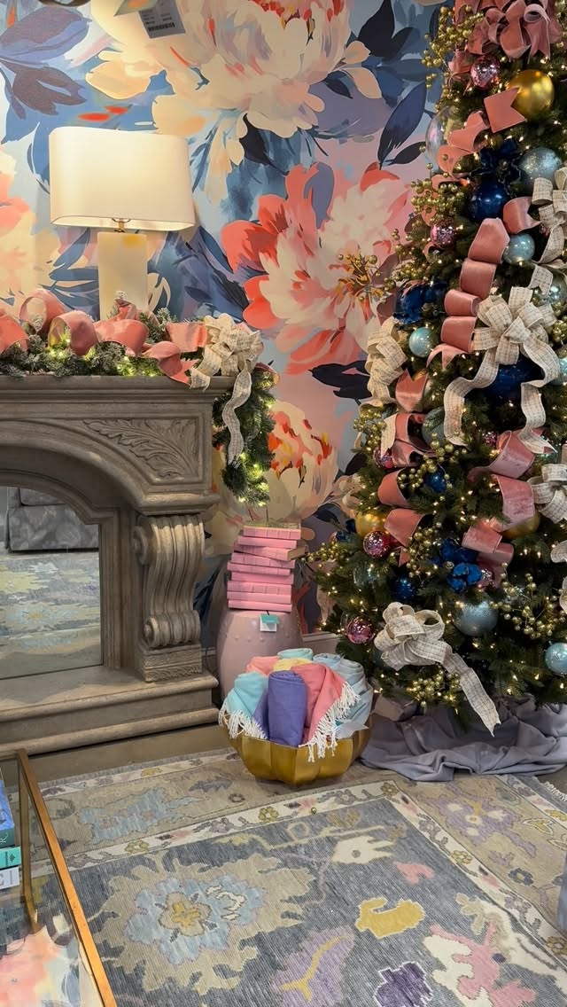 A design debate we love…🎄 Traditional Christmas colors✨ OR ✨🎨 Holiday decor that complements your home’s paletteWhich team are you on? Comment below 👇🏻