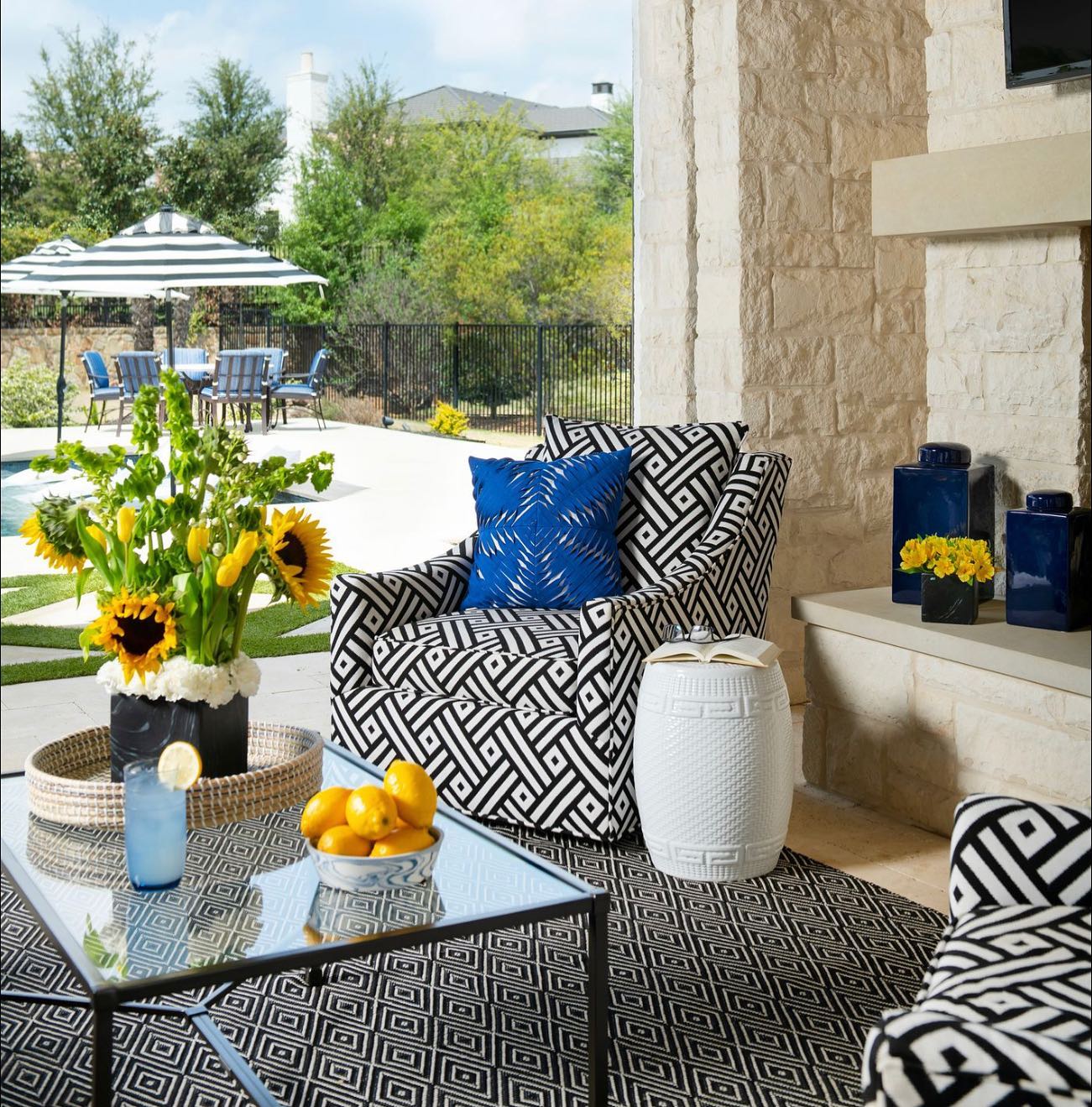 When your #interiordesign blends seamlessly with your #exteriordesign. We’re here for it!! 🖤💙 All outdoor furnishings available thru our store in #Frisco. #outdoorliving #beigeisboring #designerfurnishings #getthelook #teamIBB #poolside #alfresco #resortliving #backyardparadise #backyarddesign #ibbdesign