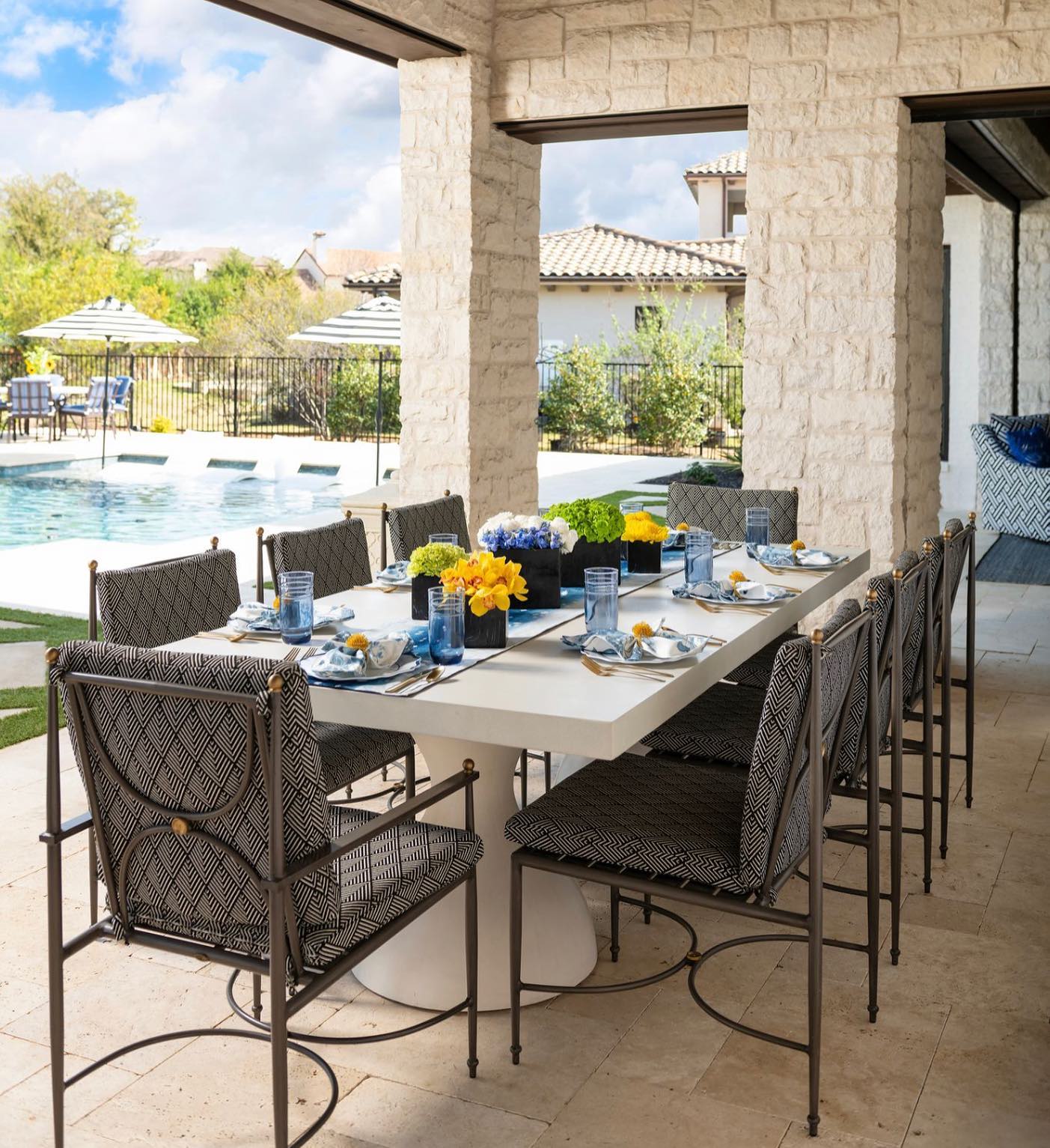 Dining #alfresco done right! Summer soirées are always in style with the help of #teamIBB. We believe your exterior spaces should be just as stunning as your interiors! Outdoor furnishings & fabrics available thru our store in #Frisco. #outdoorliving #exteriordesign #backyardresort #outdoorfurniture #dinealfresco #summersoiree #designerfurniture #outdoorstyle #designinspo #exteriorideas #outdoordining #Dallasdesign #ibbdesign