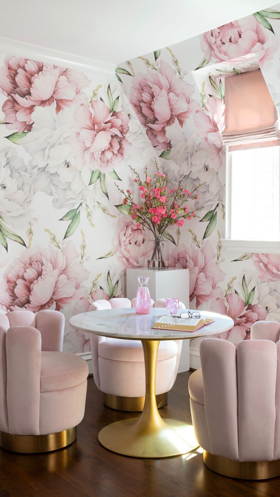 Winter outside, spring energy inside 🌸This large-scale floral wallpaper brings color, movement, and instant happiness—because when the days feel a little gray, a bold pattern can completely transform the mood of a space.➡️ Save this for when winter needs a reset. ⬅️